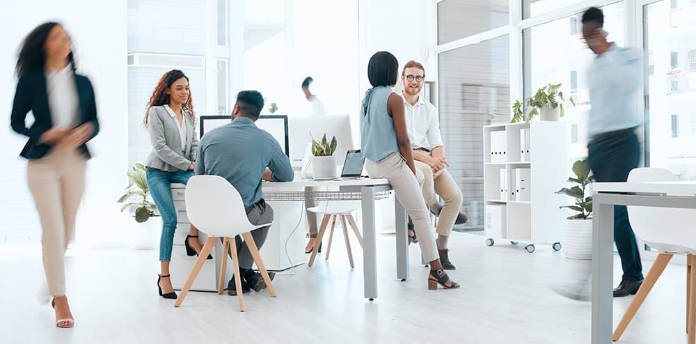 Équipe réunie autour d’une table dans un bureau lumineux