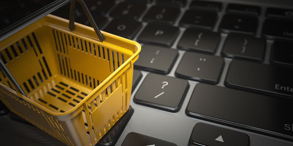 Petit panier de courses posé sur un clavier