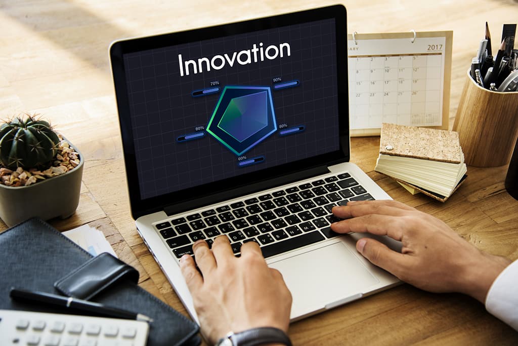 Ordinateur portable affichant une illustration de l’innovation