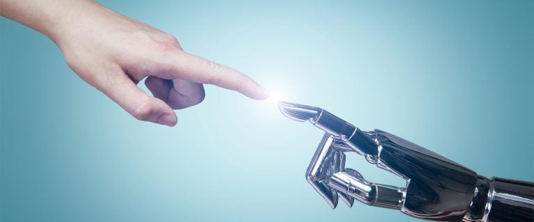 L'intelligence artificielle transforme le SAV avec un robot qui atteint une main humaine