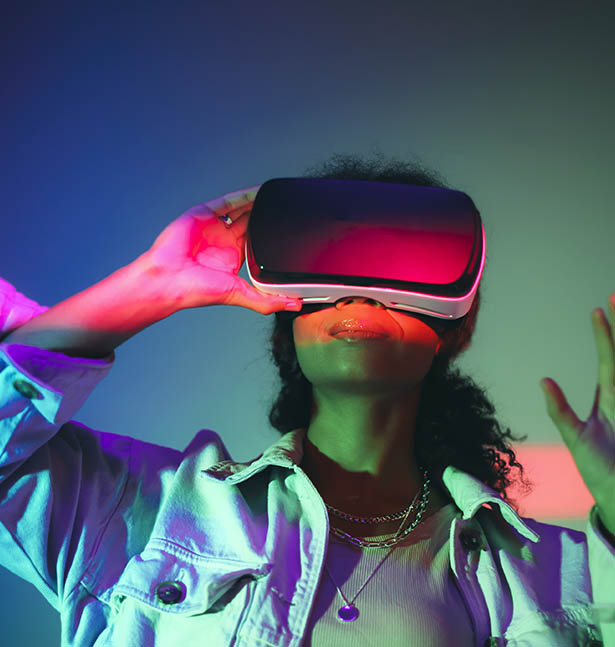 Une femme portant un casque de réalité virtuelle, plongée dans une expérience de digitalisation