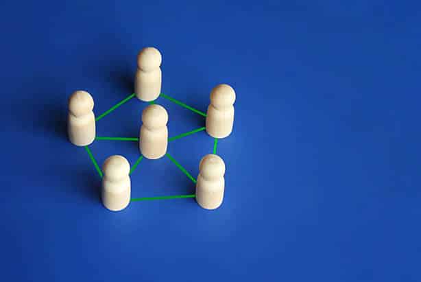 Un groupe de personnes dans un cercle sur un fond bleu lors d'un développement d'intranet