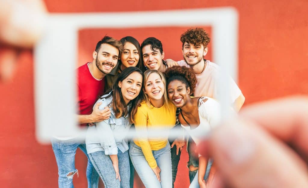 Un groupe de personnes présentant un cadre photo pour illustrer l'équipe de AXELITES et ses développeurs Web