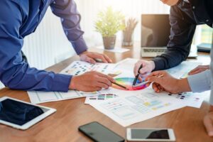 Un groupe de gens d'affaires travaillant ensemble sur une table, se concentrant sur le développement Web.