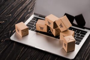 Un clavier d'ordinateur surmonté de cartons, symbole de notre agence web Magento, prête à livrer des solutions innovantes et performantes