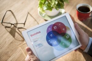 Un homme utilise une tablette pour développer sa stratégie digitale