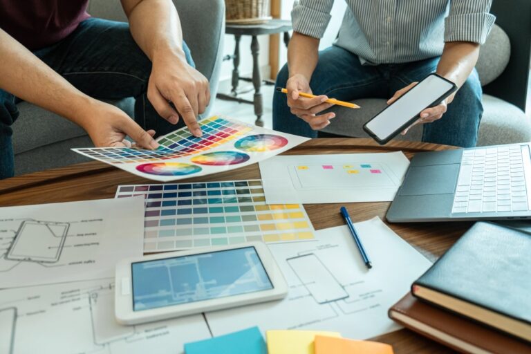 Une équipe de professionnels du développement Web idéaux collaborant sur un projet de conception
