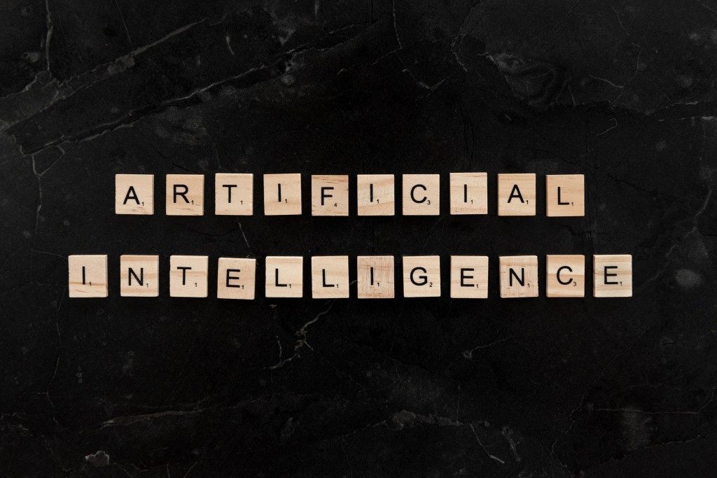 Tuiles en bois épeler avec écrit dessus intelligence artificielle