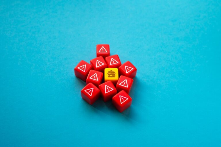 Cubes rouges avec des triangles jaunes sur fond bleu. utilisez le potentiel de Google alerts pour une surveillance stratégique.