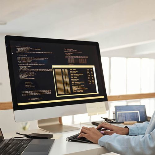 DÉPLOIEMENT Un homme devant un moniteur, déployant des applications Web